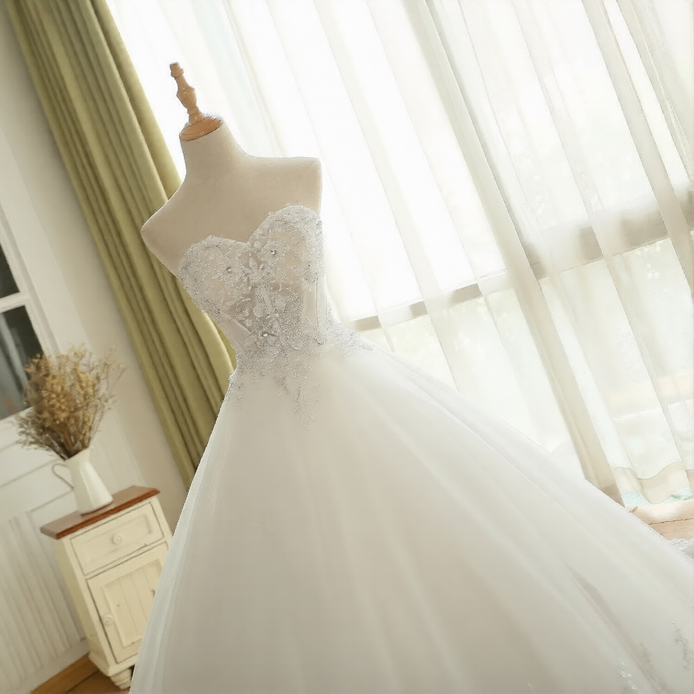 Robe de mariée bustier Robe de mariée Paris, élégante robe blanche avec bustier en dentelle et jupe fluide.