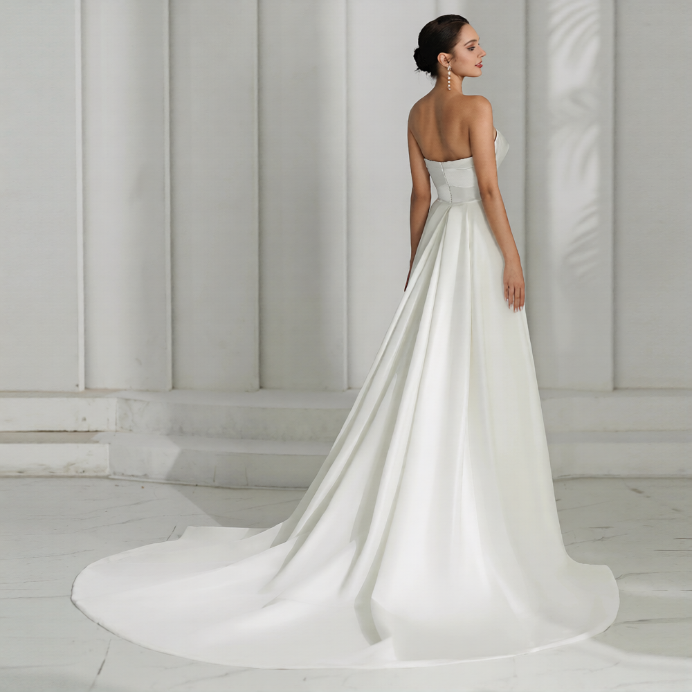 Robe de mariée pour petite taille de la marque Robe de Mariée Paris, en satin blanc avec détails délicats.