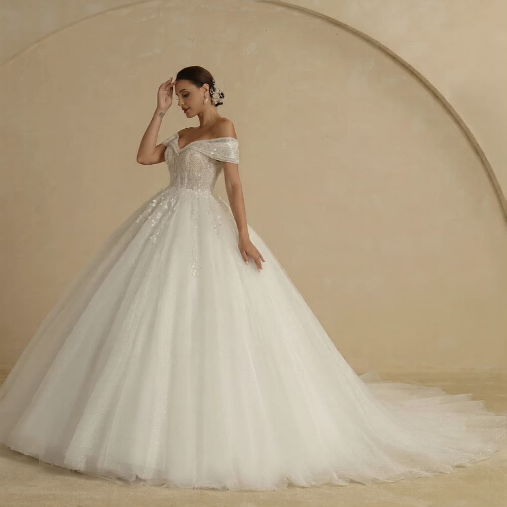 Robe de mariée chic de la marque Robe de Mariée Paris, élégante robe blanche avec détails raffinés, portée lors d’un mariage.