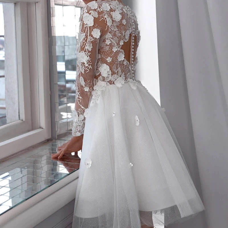 Robe de mariée bohème courte avec broderies florales et décolleté en V, idéale pour un style champêtre et romantique