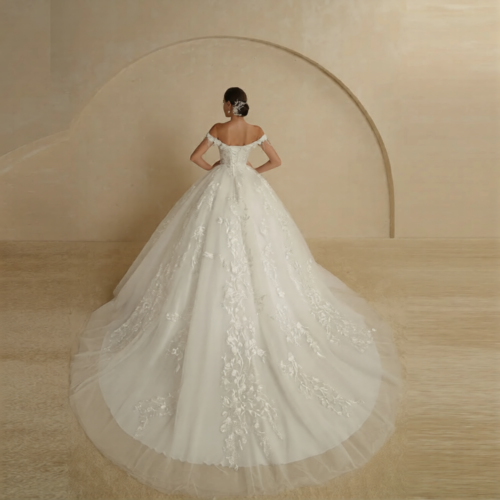 Robe de mariée princesse longue traîne de la marque Robe de mariée Paris, avec dentelle et bustier ajusté, vue de face.