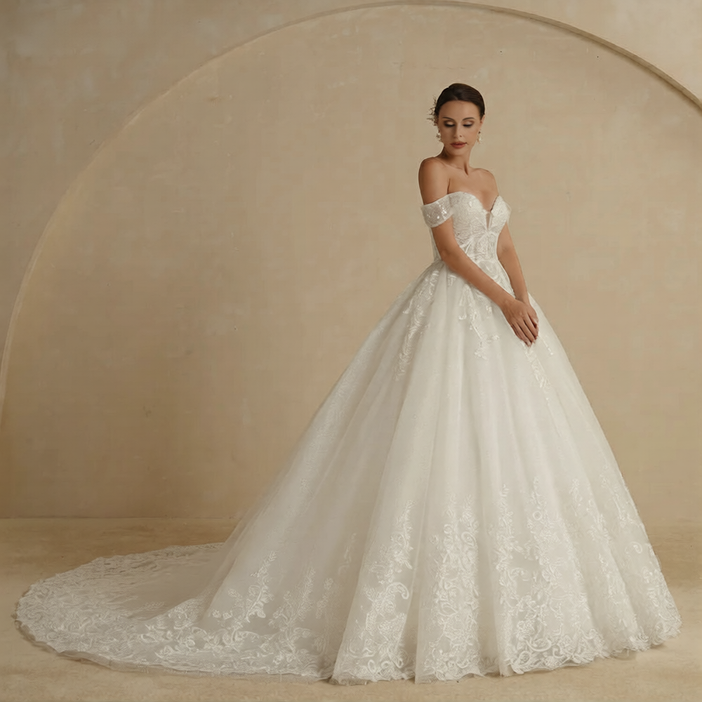 Robe de mariée princesse luxe de Robe de mariée Paris, dentelle blanche avec bustier et jupe volumineuse en satin.