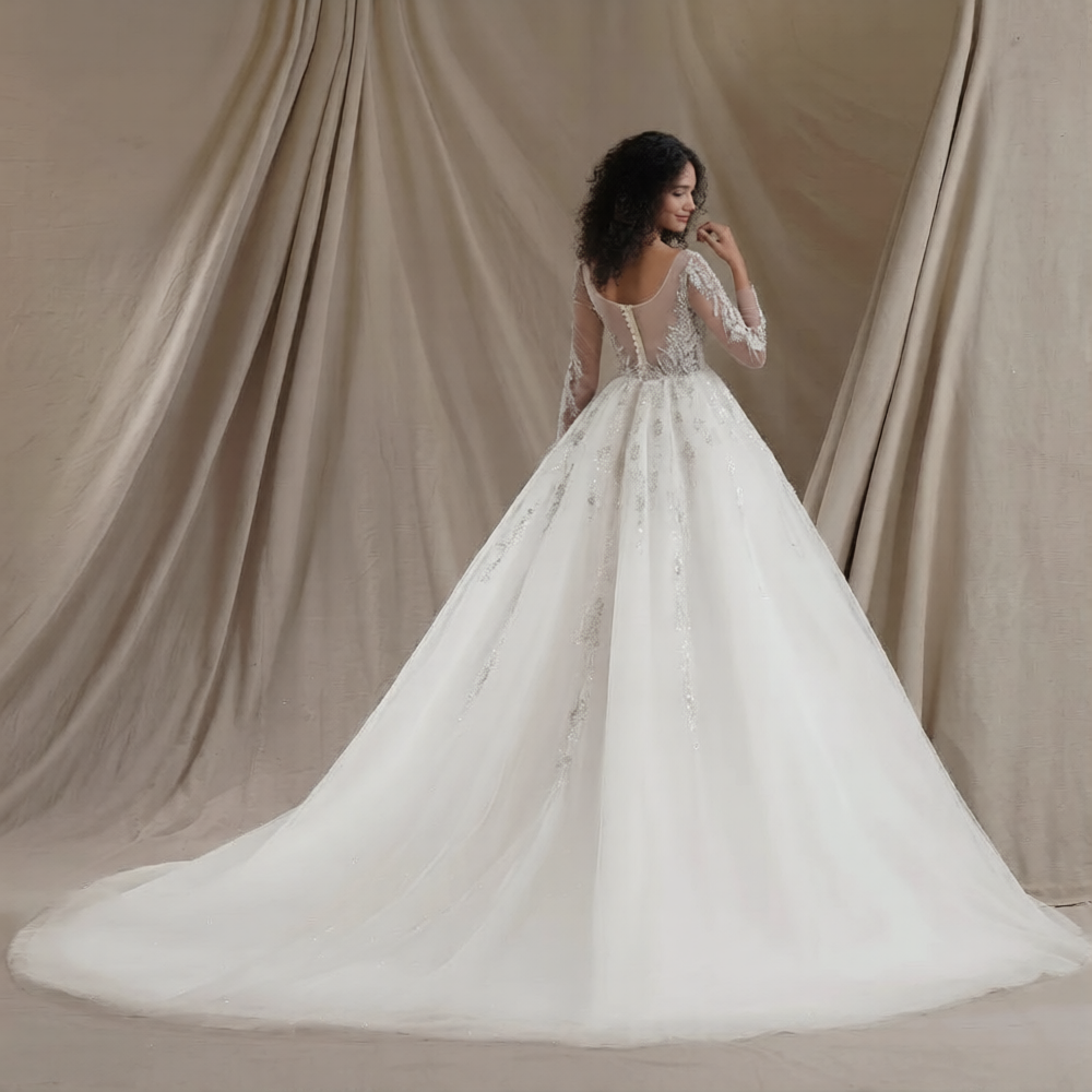 Robe de mariée gitane de Robe de mariée Paris, détail en dentelle, style bohème avec dos nu et jupe fluide en tissu léger