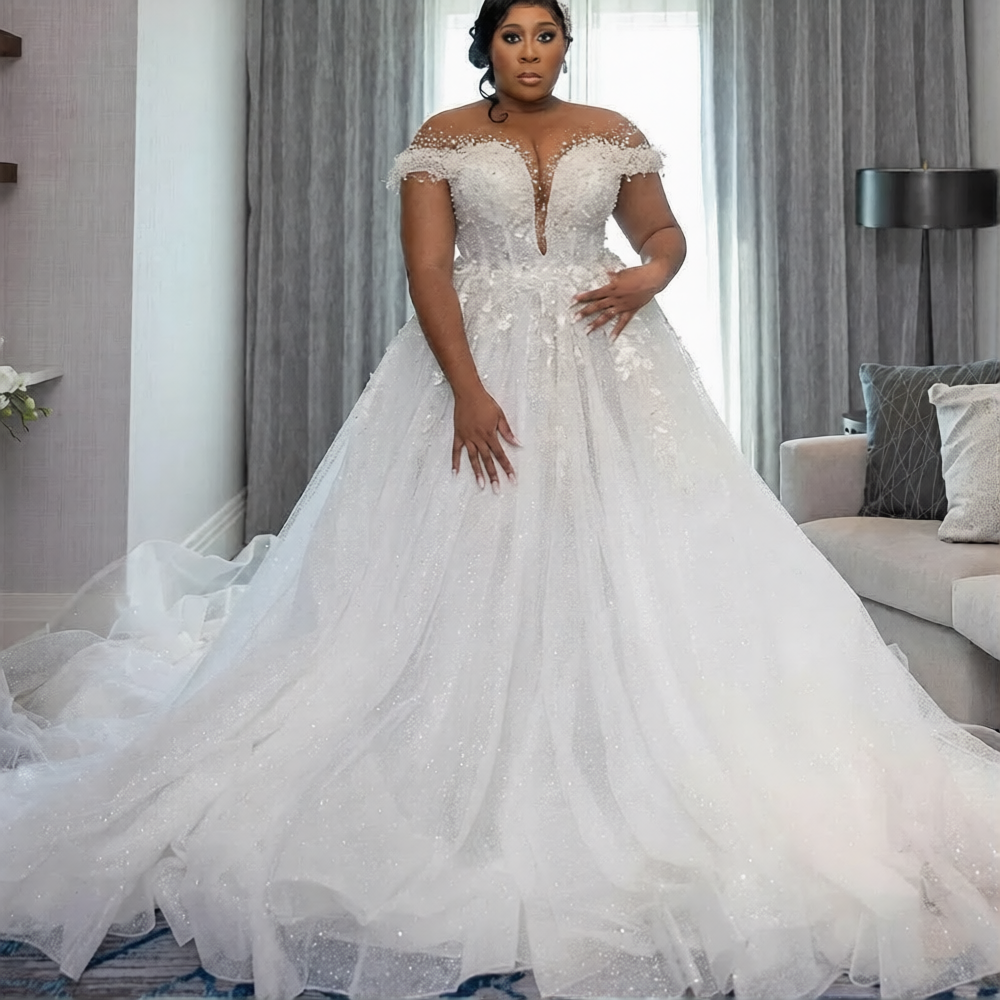 Robe de mariée femme ronde et petite de la marque Robe de mariée Paris, détail de la dentelle et coupe élégante.