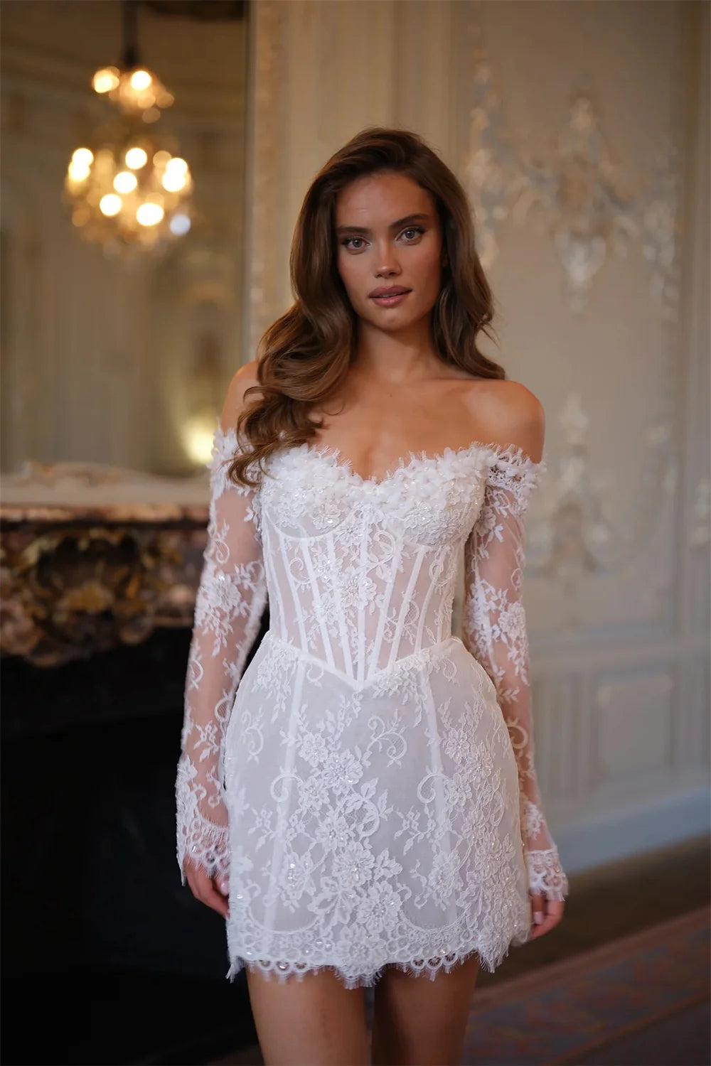 Robe de mariée courte blanche de la marque Robe de Mariée Paris, avec détails en dentelle et finition élégante.