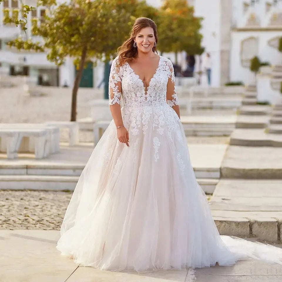 Robe de mariée pour femme forte de la marque Robe de Mariée Paris, élégante et ajustée, en tissu blanc avec détails floraux.