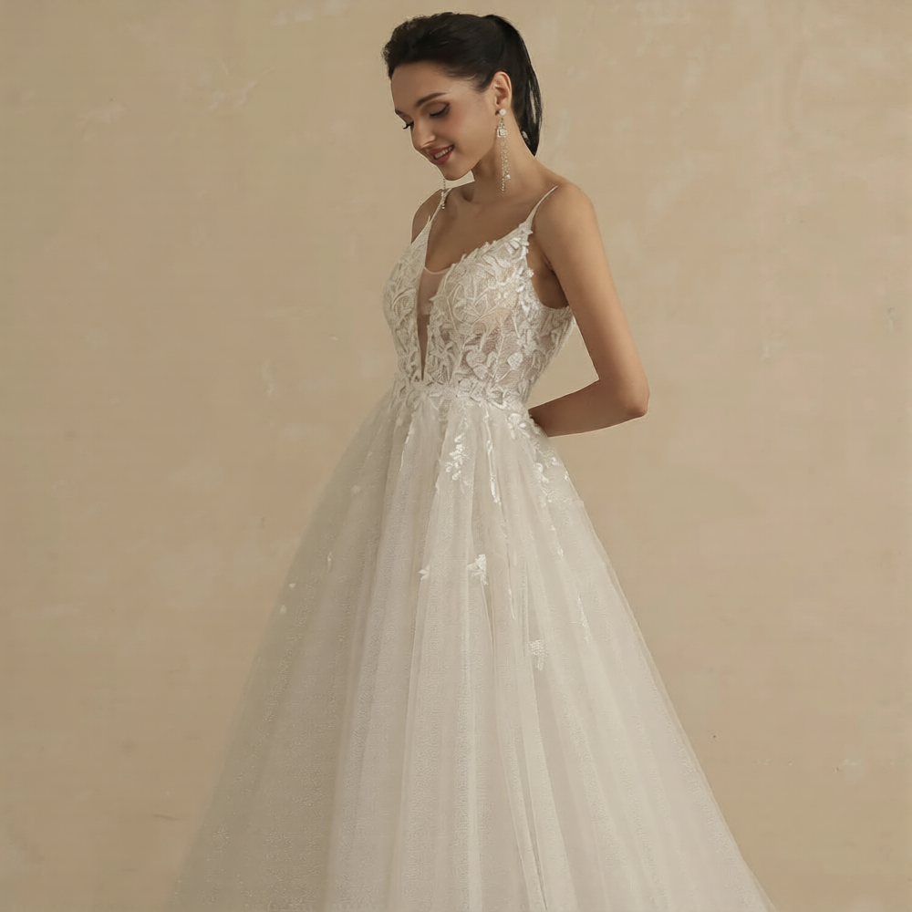 Robe de mariée simple et chic de Robe de mariée Paris, vue frontale avec décolleté élégant et tissu fluide.