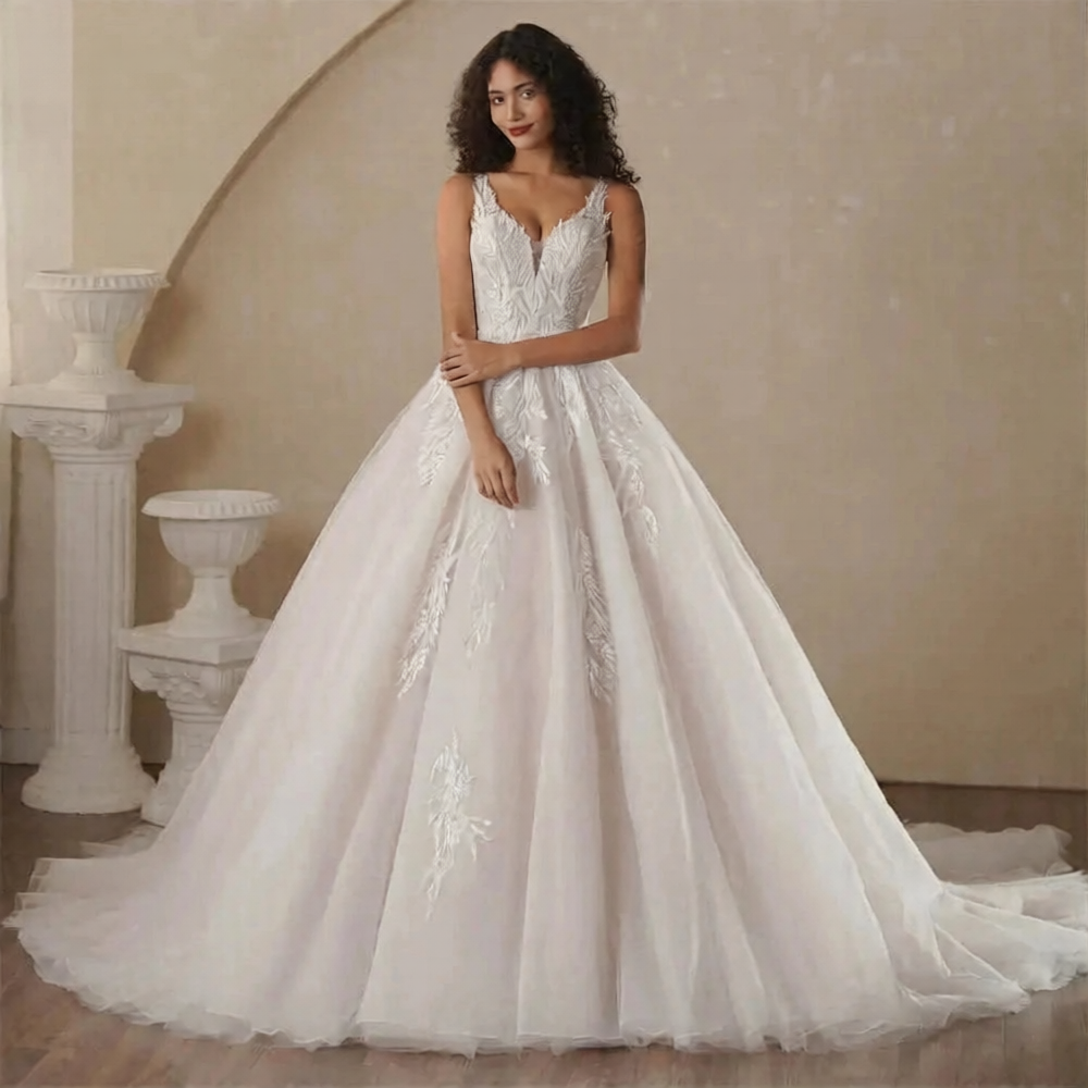 Robe de mariée Paris avec bretelles fines, élégante et délicate, en tissu blanc, vue de face sur mannequin blanc.