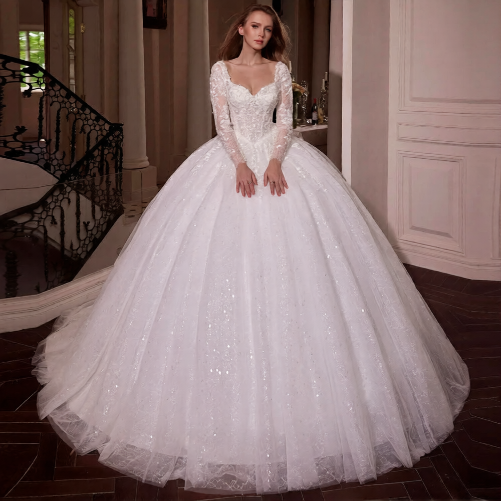Robe de mariée princesse avec strass et paillettes, élégante et brillante, par Robe de mariée Paris, vue de face.