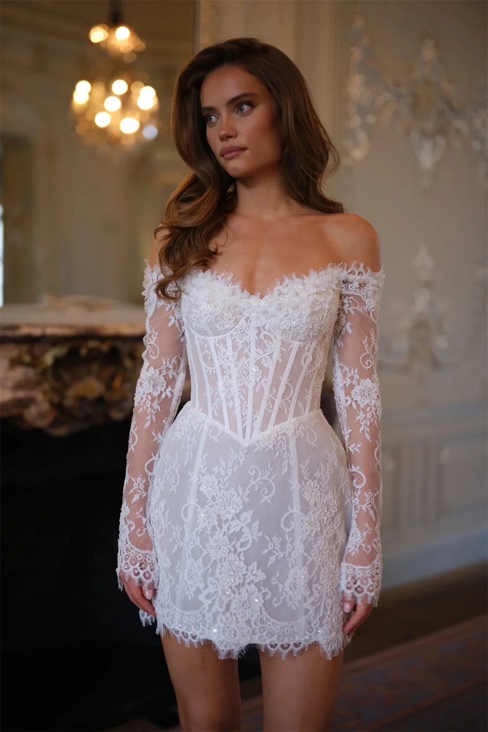Robe de mariée courte de la marque Robe de mariée Paris, tissu élégant, avec détails délicats et finition raffinée.