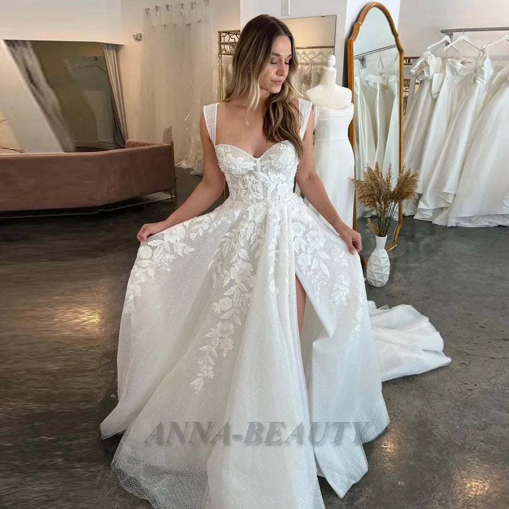 Robe de mariée Robe de mariée Paris, robe de mariée blanche avec décolleté cœur, jupe en tulle à fente, broderies et traîne élégante