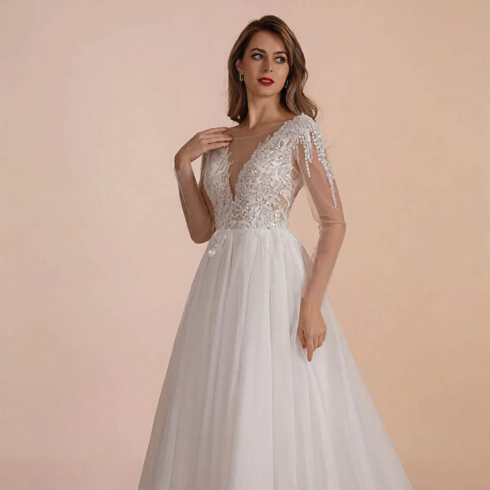 Robe de mariée élégante de la marque Robe de mariée Paris avec voile en tissu blanc, détails délicats et style sophistiqué.