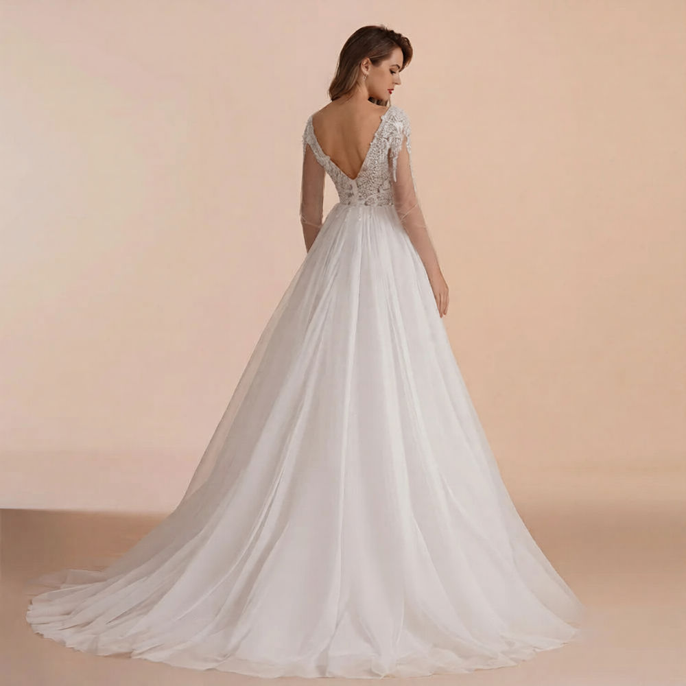 Robe de mariée élégante avec voile en dentelle blanche par Robe de mariée Paris, vue de face sur mannequin.
