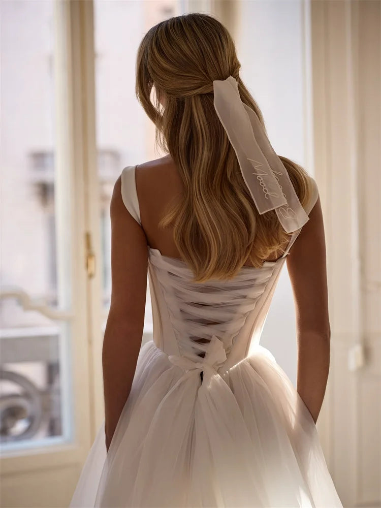 Robe de mariée plage Robe de mariée Paris en tissu léger avec décolleté en V et détails floraux, idéale pour mariage sur la plage
