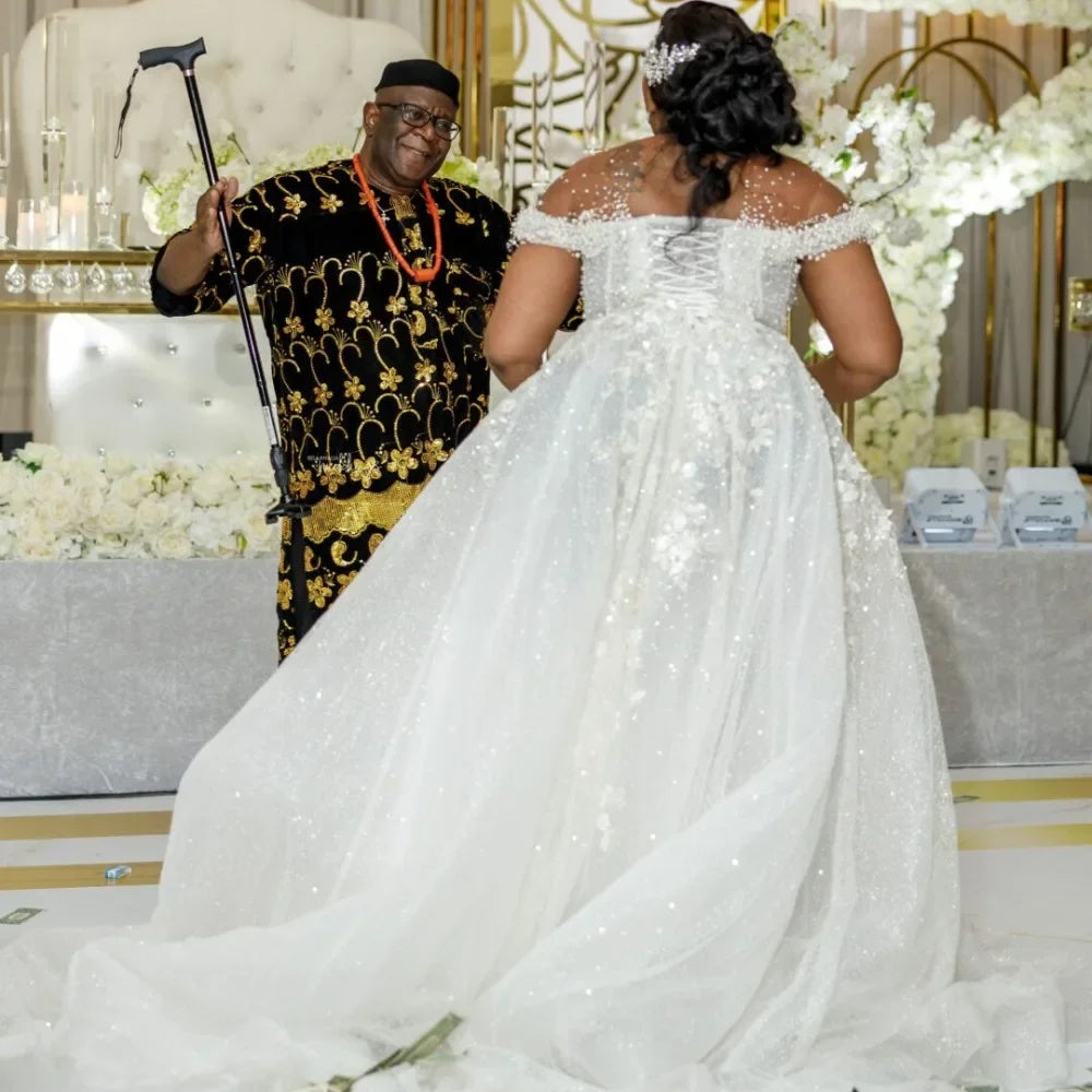 Robe de mariée femme ronde et petite de la marque Robe de Mariée Paris, détails en dentelle et coupe élégante.