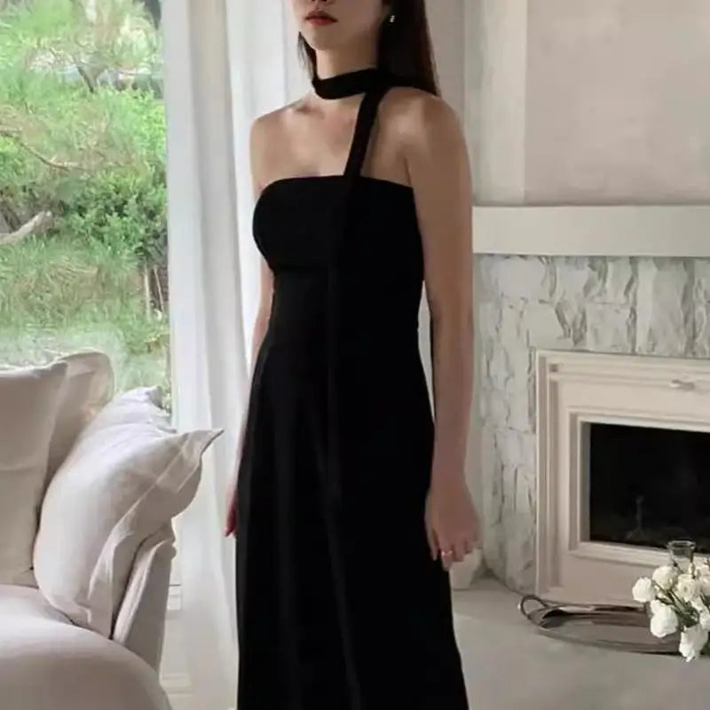 Robe de mariée ado Robe de mariée Paris avec dentelle blanche, manches longues et détail élégant pour jeune mariée.