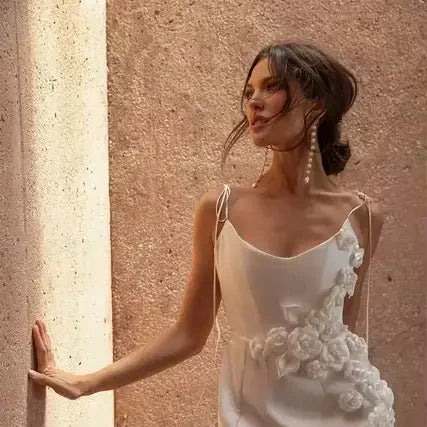 Robe de mariée courte bohème chic avec détails délicats, style bohème, tissu fluide et look romantique, idéale pour mariage bohème.