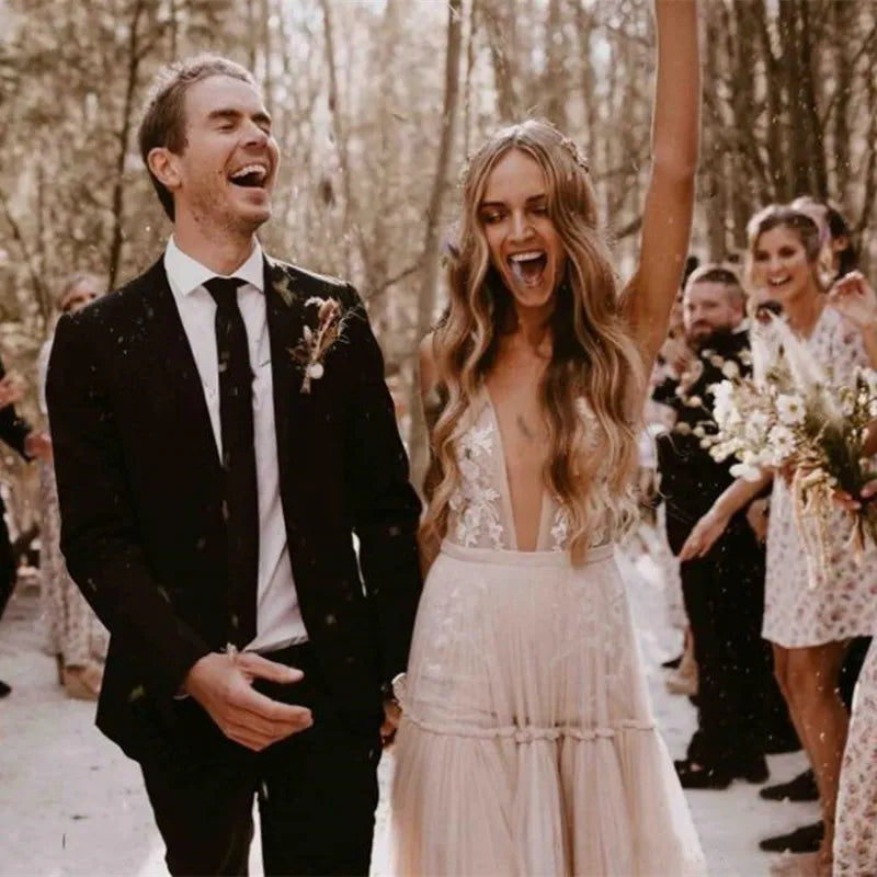 Robe de mariée bohème vintage en tissu léger, avec dentelle délicate et style romantique, portée par un mannequin.