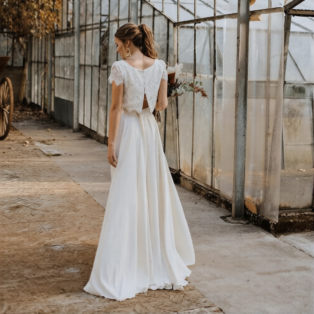 Robe de mariée 2 pièces Robe de mariée Paris, détail en dentelle et jupe fluide, vue de face sur mannequin.
