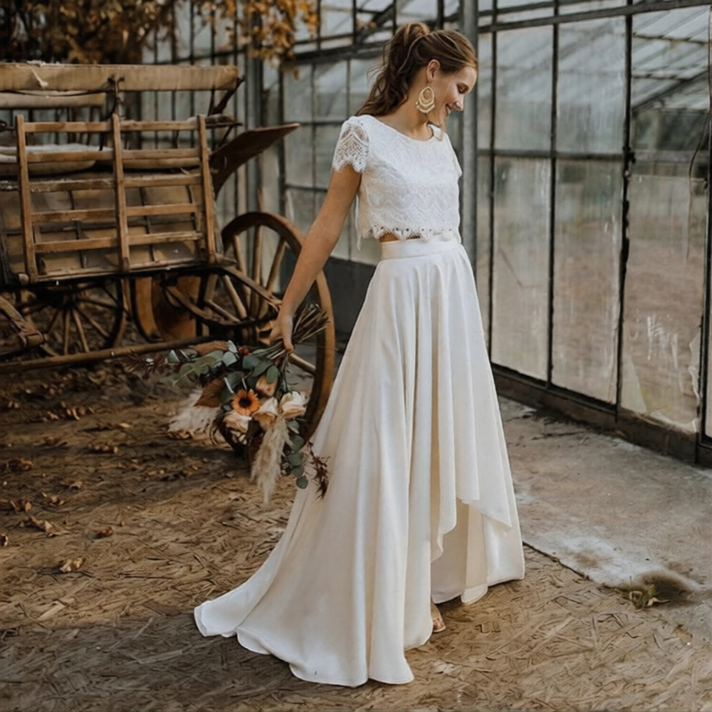 Robe de mariée 2 pièces de la marque Robe de mariée Paris, modèle élégant avec dentelle et tulle blanc.