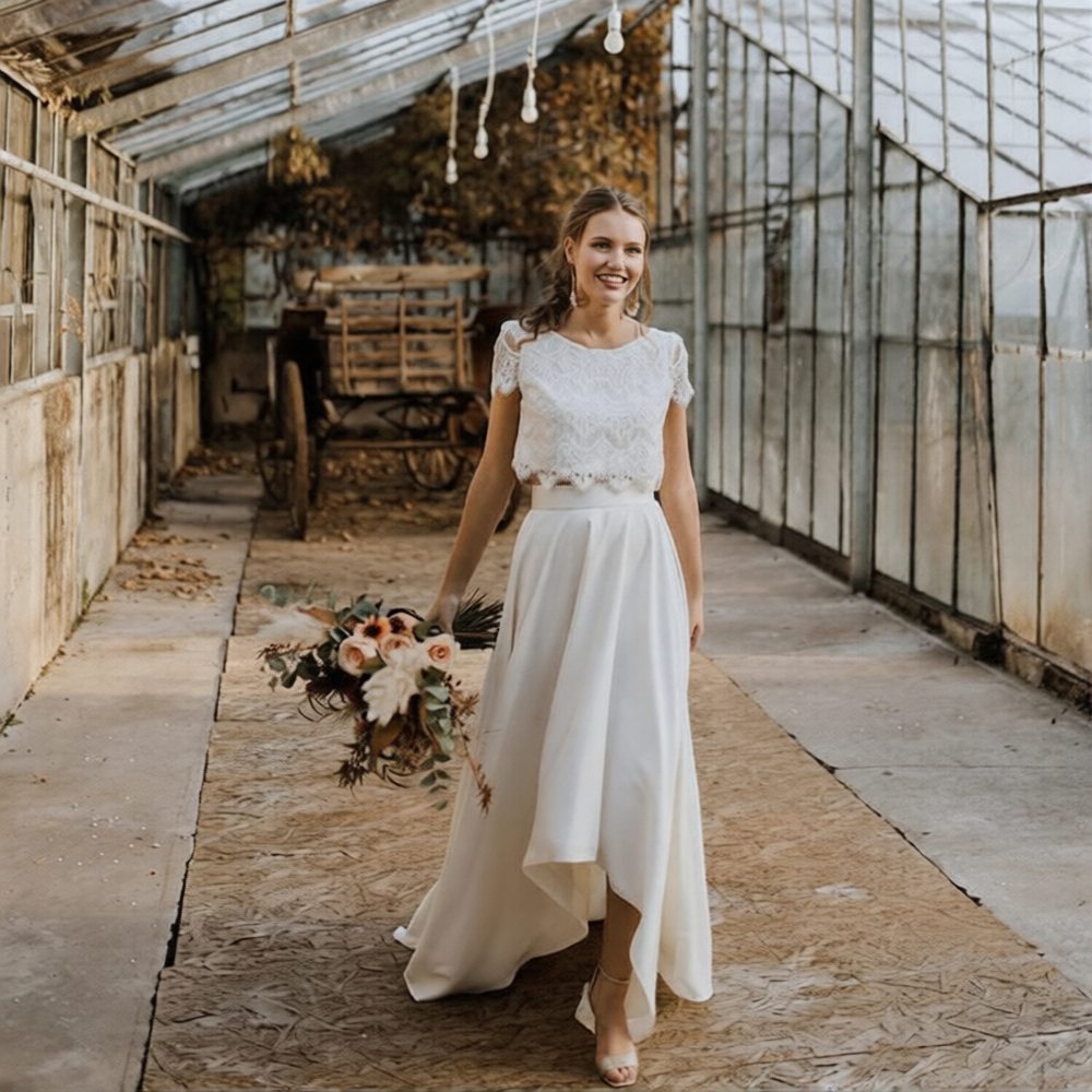 Robe de mariée 2 pièces de la marque Robe de mariée Paris, détail de la jupe en dentelle et haut élégant en satin.